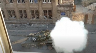 Mariupolda rus tankının vurulma anı - VİDEO 