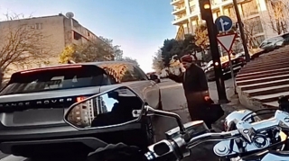 “Range Rover”i keçiddə saxlayan qadın yaşlı piyadanın yolunu kəsdi   - VİDEO