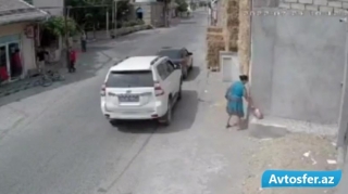 “Prado”dan düşüb küçəyə zibil atan qadın kameraya yaxalandı - VİDEO