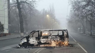 Almatıda 165 polis maşınına ziyan vurulub