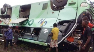 Mikroavtobusla yük maşını toqquşub, azı 20 nəfər ölüb 