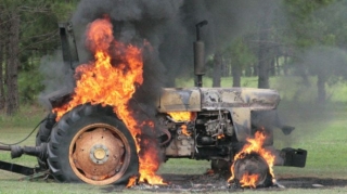 Göyçayda traktor yanıb 