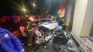 Avtomobil evə çırpıldı, 4 nəfər öldü  - FOTO