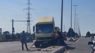 Gəncədə mikroavtobus minik maşını ilə toqquşub   - FOTO