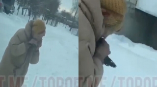 Yaşlı qadın küçənin ortasında göyərçini parçalayıb yedi  - VİDEO