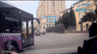 Yük maşınlarının yanından dönərkən diqqətli olun, qəza törədə bilərsiz - VİDEO 