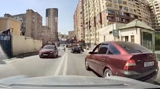 Güzgüyə baxmayan “Opel” sürücüsü “Mercedes”i əks yola çıxardı   - VİDEO