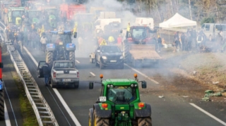 Протесты фермеров во Франции парализовали движение на дорогах в ряде регионов - ВИДЕО 