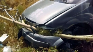 Şəmkirdə avtomobili qaz borusuna çırpılıb, xəsarət alanlar var 