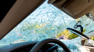 Bakıda avtomobil işıq dirəyinə çırpılıb, ölən var 