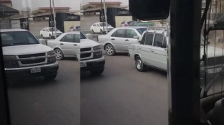 Sürücü əks zolağa çıxıb avtobusun yolunu kəsdi – Ağır tıxaca səbəb oldu - VİDEO 