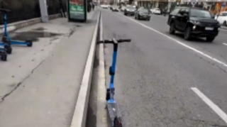 Yaxınlıqda parklama məntəqəsi var, skuteri avtobus zolağında qoyub gedib - VİDEO 