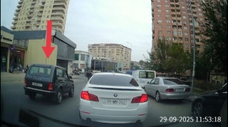 Mahnıya səs verib Yasamalın canına düşən sürücü qaydaları pozdu - VİDEO