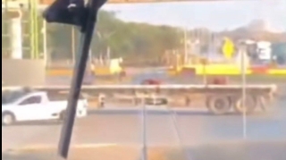 Dəmiryol xəttinin üzərində qalan yük maşınını qatar belə vurdu  - VİDEO