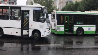 Moskvada 2 avtobus toqquşdu, xəsarət alanlar var