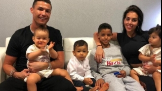 Ronaldo ailəsi üçün təyyarə aldı - FOTO 