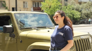 Sürücülərdən mədəni olmalarını istəyirəm - Tanınmış müğənni, 4 uşaq anası, 20 ilin sürücüsü Elnarə Xəlilova   - VİDEO