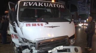 Bakıda evakuator avtomobillərə çırpılıb - Yük avtomobili yola aşıb - FOTO - VİDEO 