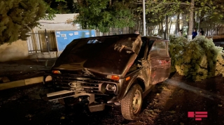 Bakıda avtomobil ağaca çırpılaraq aşıb - FOTO - VİDEO 