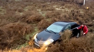 Yağışlı yolda sürüşən “Nissan” dərəyə aşdı   - VİDEO