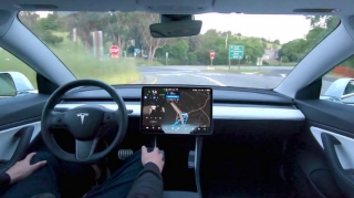 Maşını avtonom rejimdə nəzarətsiz qoyub şou göstərirlər – Ekspert sürücüləri TƏNQİD ETDİ - VİDEO 