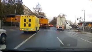 Qatar qoşqulu yük avtomobilini belə parçaladı  - VİDEO