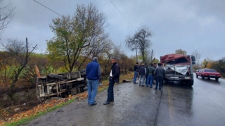 DYP işçisi yük maşınını saxladı  - digər "Kamaz" ona çırpılaraq aşdı   - FOTO