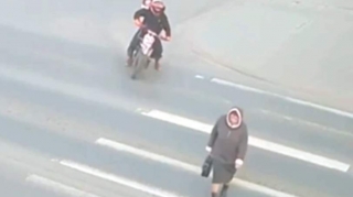 Vəsiqə olmadan moto sürən yeniyetmə 70 yaşlı qadını vurdu - VİDEO 