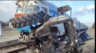 В Азербайджане поезд протаранил выскочивший на переезд трактор
