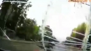 Maşının ön şüşəsinə çırpılan piyada heç nə olmamış kimi yoluna davam etdi  - VİDEO