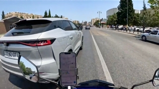 Motosikletçini sıxışdırıb qəza təhlükəsi yaratdı - 77-NZ-071   - VİDEO