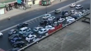 Əhmədli metrosunun qarşısında nə baş verir - Manatlıq taksilər yolu ələ keçirib   - VİDEO