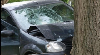 "Mercedes" qadını və körpəsini vurdu, sonra da ağaca çırpıldı