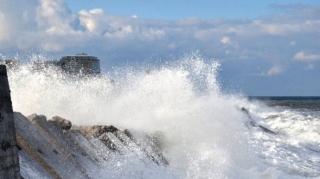 Xəzərdə dalğaların hündürlüyü 3,2 metrə çatıb