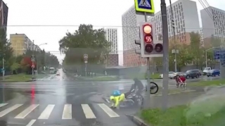 Çatdırılma xidmətinin velosipedçisi uşaq arabasıyla toqquşdu - ANBAAN VİDEO 