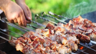 Bayram günü kabab bişirmək istədilər - Başlarına iş gəldi 