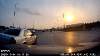 Dönmə işığını yandırıb istədiyi vaxt manevr edən  sürücü qəza riski yaratdı   - VİDEO