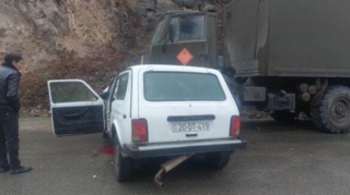 Biləsuvarda "Niva" "KamAZ"la toqquşdu, ata və oğlu xəsarət aldı 