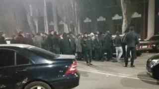 Ermənilər əsir hərbçilərinə görə dövlət binasını mühasirəyə aldı 