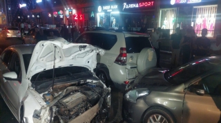 Bakıda 5 avtomobilin və motosikletin iştirakı ilə qəza oldu: 2 nəfər...   - FOTO