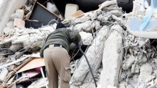 Dağıntıları əlləri ilə qazaraq ailələrini axtaran ATALAR 