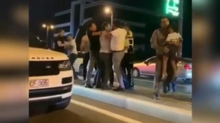 Bakıda bahalı avtomobillər toqquşdu – sürücülər əlbəyaxa oldu  - VİDEO - FOTO