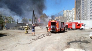 Rusiyada yük maşınlarının olduğu anbar yandı 