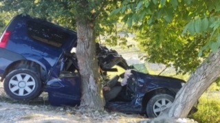 Qubada maşın ağaca çırpıldı, ölən və yaralananlar var 