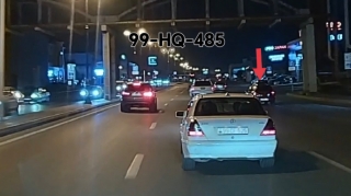 Geriyə dönməyə son anda qərar verən sürücü iki maşına təhlükə yaratdı - VİDEO