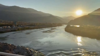 Hikmət Hacıyev Araz çayı üzərindəki Ağbənd–Kəlalə körpüsündən paylaşım edib - VİDEO