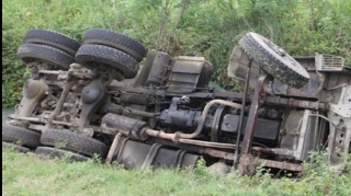 Cəlilabadda "Kamaz" aşdı, sürücü öldü 
