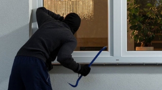 Bakıda maskalı şəxs bıçaqla mənzilə basqın etdi