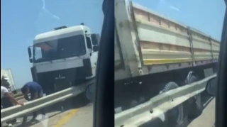Bakı-Qazax yolunda yük avtomobili yolayrıcındakı dirəyə çırpıldı   - VİDEO