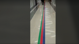 Moskvada bazar sahibi olan erməni bayrağımızı ayaqlar altına sərdi -  FOTO/VİDEO 